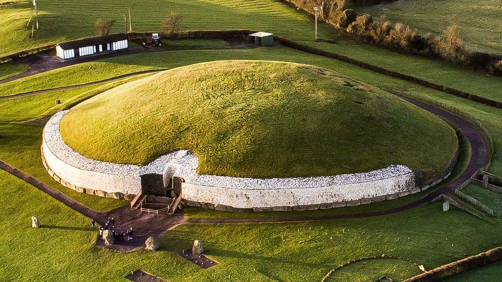 Ньюгрейндж – одно из самых древних сооружений в мире окутанное ореолом таинственности. Это культовое мегалитическое сооружение находится в 40,2 км к северу от Дублина, в Ирландии. Ньюгрейндж представляет из себя гробницу в форме кургана и использовался в