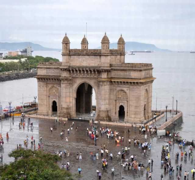 Фото города Мумбаи в Индии. Большая галерея качественных и красивых фотографий Мумбаи, на которых представлены достопримечательности города, его виды, улицы, дома, парки и музеи.
