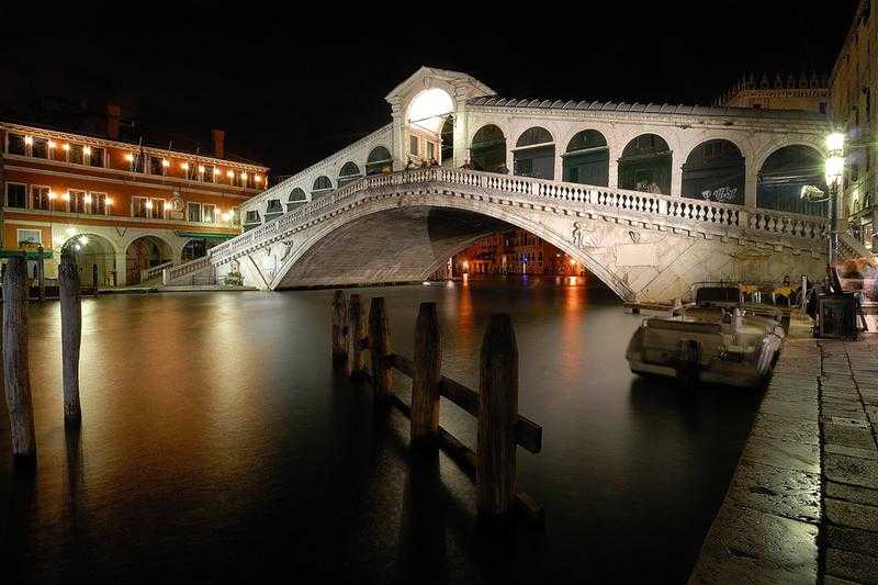 Мост риальто — древнейший над каналом дворцов в венеции