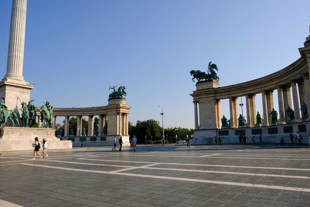 Площадь вёрёшмарти, будапешт (венгрия): история, фото, как добраться, адрес
на карте и время работы в 2021 - 2022
