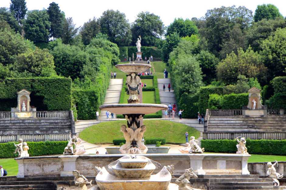 Сады Боболи - один из самых известных и красивых парковых ансамблей в Италии. Он входит в число лучших творений эпохи Ренессанса. Фотографии Садов Боболи. Описание и информация для туристов.