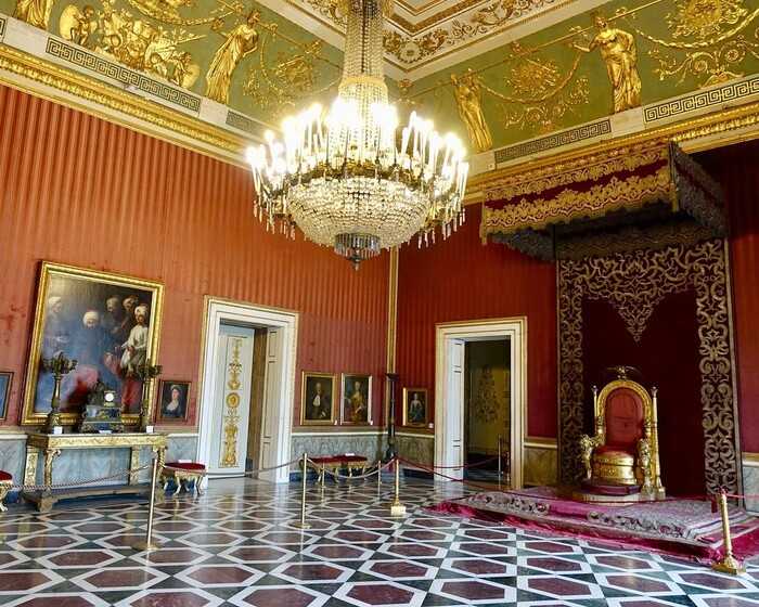 Королевский дворец или палаццо реале в неаполе. история и современность