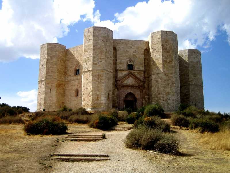 5 отлично сохранившихся средневековых замков, которые можно посетить и в наши дни