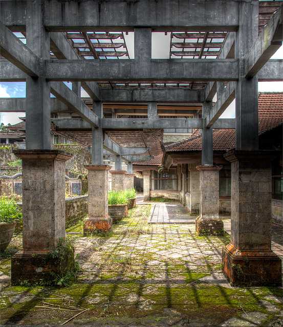 Фото заброшенного отеля на Бали в Индонезии. Большая галерея качественных и красивых фотографий заброшенного отеля на Бали, которые Вы можете смотреть на нашем сайте...