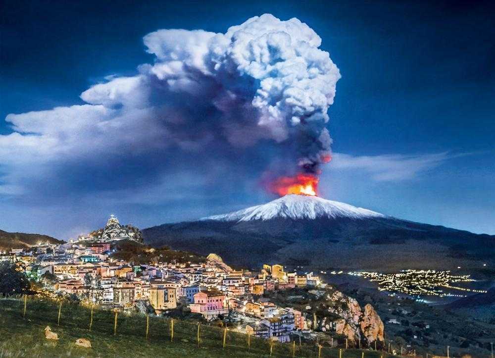 Действующий ли вулкан этна. Вулкан Этна. Сицилия вулкан Этна. Извержение вулкана Этна. Этна Сицилия извержение.
