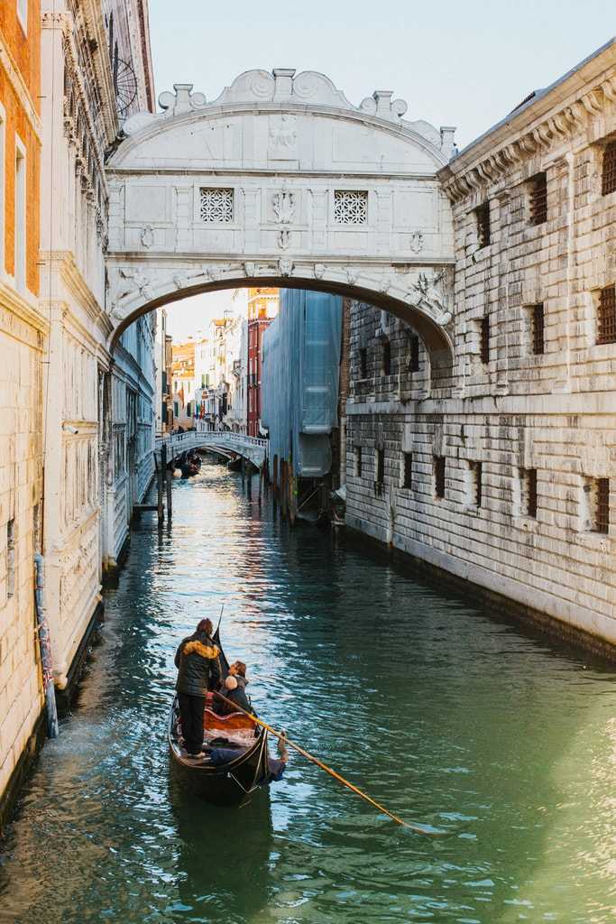 Мост риальто — древнейший над каналом дворцов в венеции