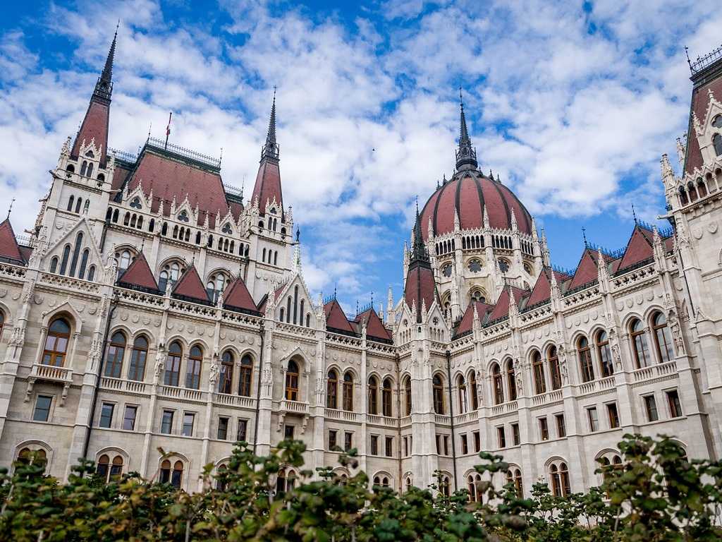 Фото города Будапешт в Венгрии. Большая галерея качественных и красивых фотографий Будапешта, на которых представлены достопримечательности города, его виды, улицы, дома, парки и музеи.