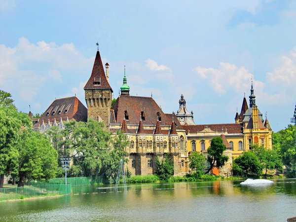 Как выбрать наиболее нитересные для посещения замки в венгрии?