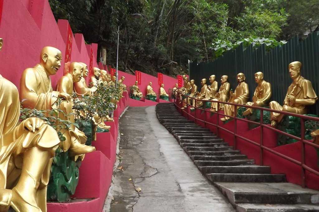 Монастырь Десяти тысяч Будд – буддистский монастырь в Гонконге основанный в 1951 году благочестивым мирянином Юэй Каем проповедником буддизма в местном монастыре, чьи выступления привлекали целые толпы прихожан. Монастырь не входит в число действующих, яв