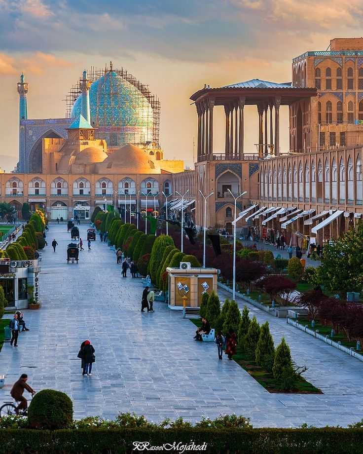 Фото города Тегеран в Иране. Большая галерея качественных и красивых фотографий Тегерана, на которых представлены достопримечательности города, его виды, улицы, дома, парки и музеи.