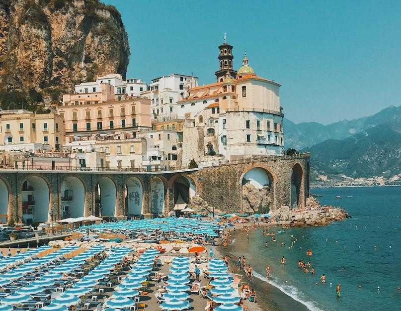 Италия популярна среди туристов и своими пляжными курортами. Большинство из пляжей, однако, не общедоступные, а частные; владельцы купален или отелей...