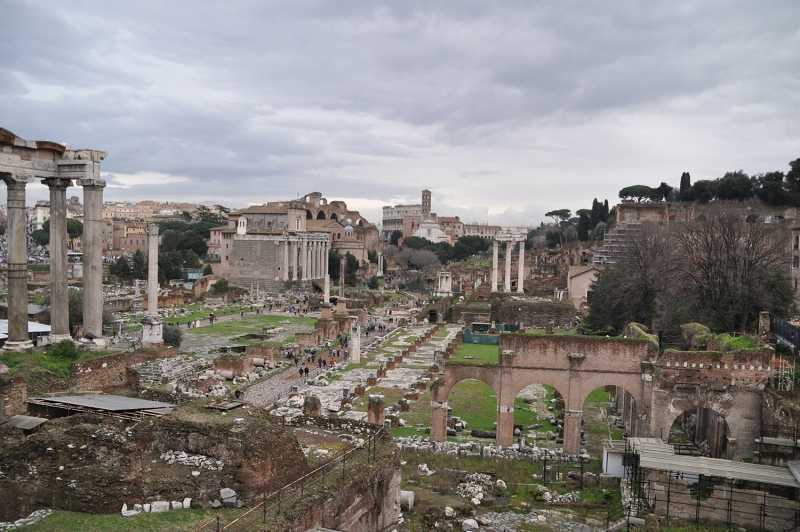 Римский форум — площадь в центре Древнего Рима, которая долгое время была центром общественной жизни...