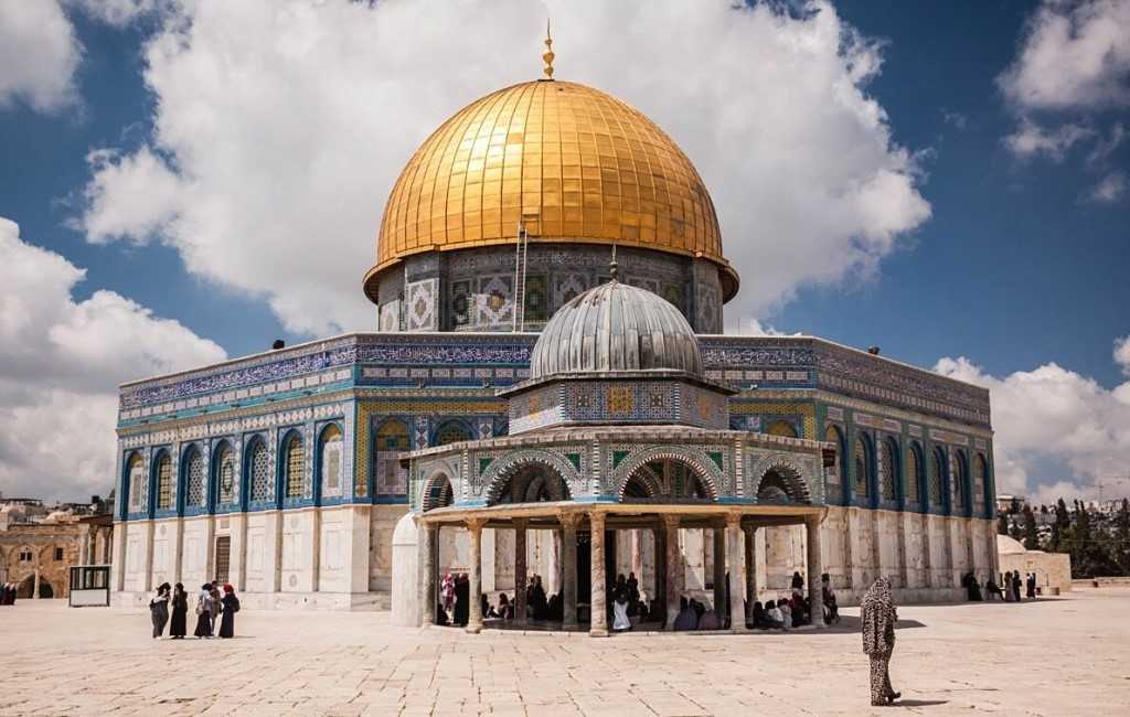 Мечеть Аль-Акса — большой мусульманский храм в Иерусалиме и одна из наиболее почитаемых святынь ислама. Она стоит на Храмовой горе – самой возвышенной части Старого города. Вместе с храмом Купол скалы мечеть Аль-Акса образует величественный религиозный ко