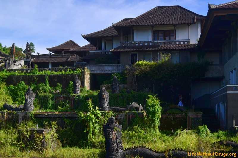 Посещение отеля-призрака на острове бали