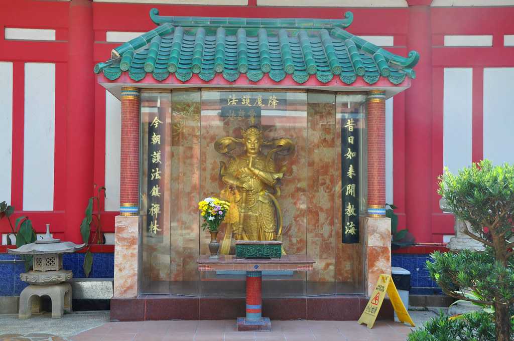 Монастырь десяти тысяч будд в гонконге - тысячи золотых статуй в одном месте