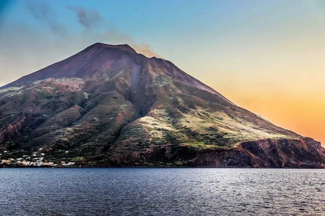 Фото острова-вулкана Стромболи в Италии. Большая галерея качественных и красивых фотографий острова-вулкана Стромболи, которые Вы можете смотреть на нашем сайте...