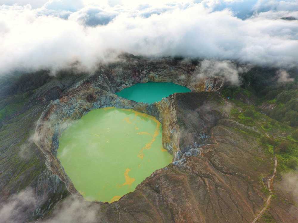 Вулканы индонезии. келимуту и его цветные озера. | чудеса природы
