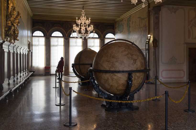 Глобус в историческом музее в москве