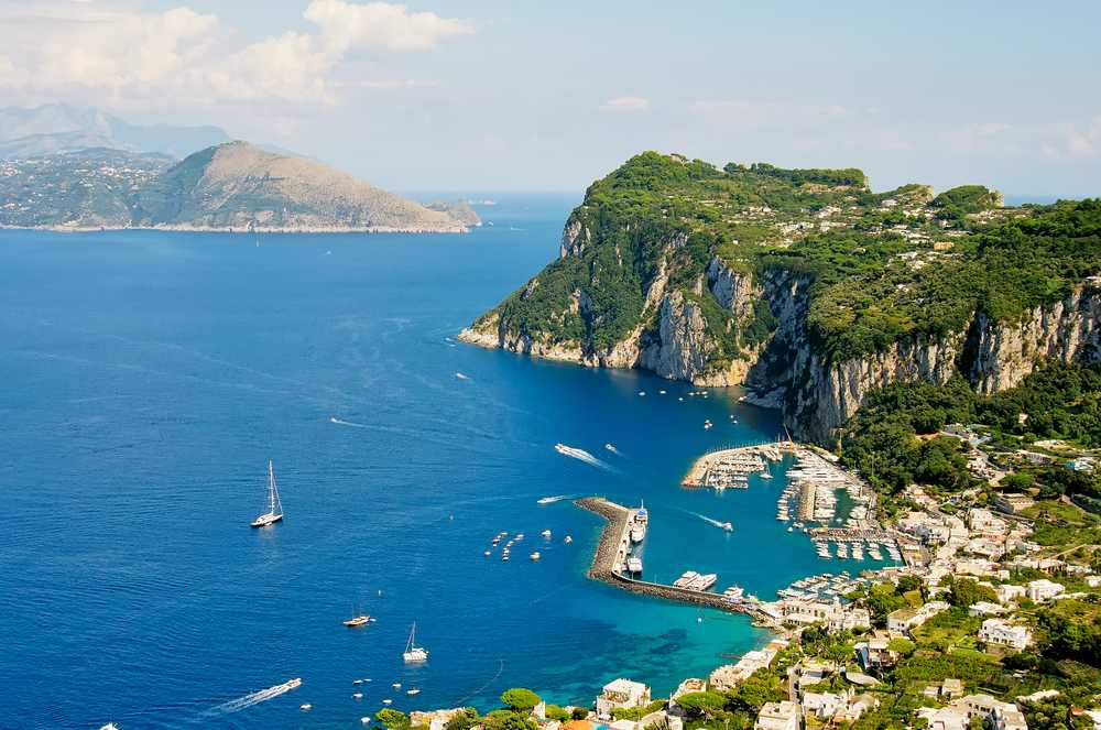 Фото острова Капри в Италии. Большая галерея качественных и красивых фотографий острова Капри, которые Вы можете смотреть на нашем сайте...