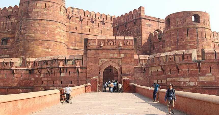 Форт Агры — одна из красивейших крепостей Индии, находится в городе Агры, из-за своего цвета его часто называют "Красный Форт"...