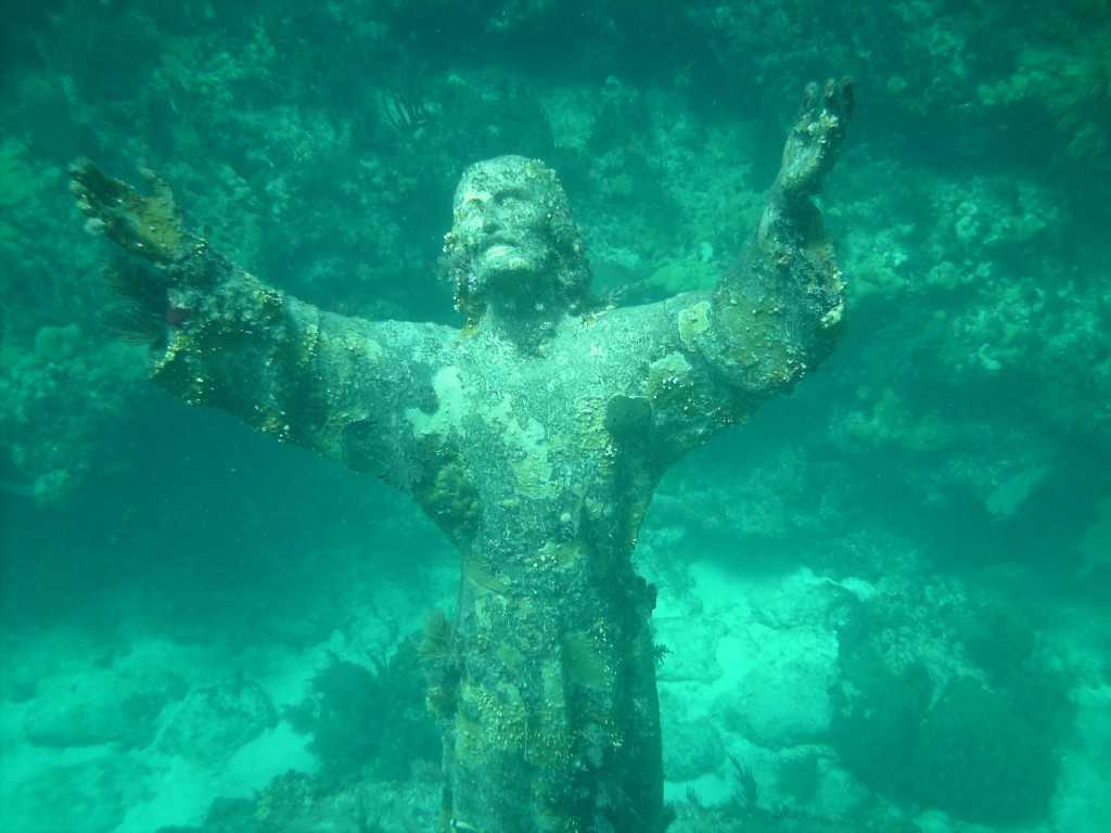 Статуя "христос из бездны".  установлена на дне океана.. чудеса природы. познавательные статьи и необычные фотографии.