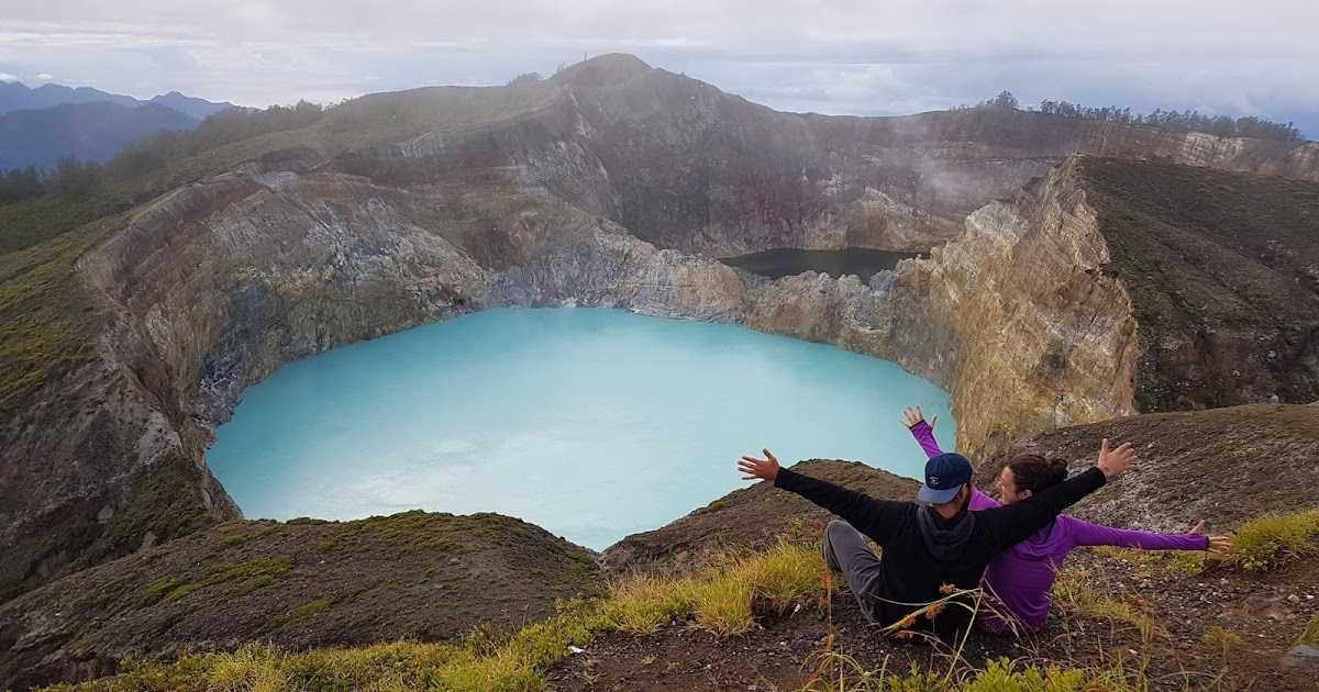 Уникальные трехцветные озера в кратере вулкана келимуту (индонезия)