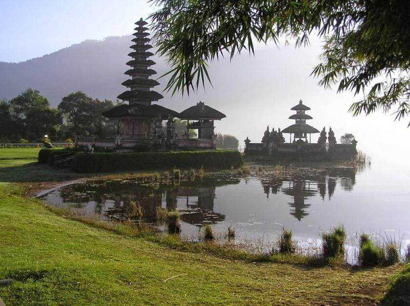 Храм Улун-Дану находится в центральной части Бали, на западной стороне озера Братан. Он является вторым по важности храмом острова после Пура Бесаких. Изображение Улун-Дану можно увидеть на купюре номиналом 50 тысяч рупий. Путешественники, которым посчаст