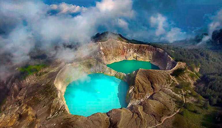 Вулканы индонезии. келимуту и его цветные озера.