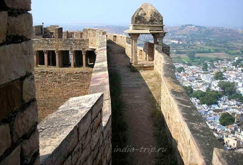 Гвалиорский форт –  крепость у города Гвалиор, одна из самых неприступных крепостей в Индии, воздвигнута на холме из песчаника, окружена высокими стенами