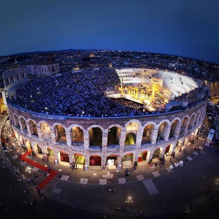 Арена ди Верона — римский амфитеатр в Вероне (Италия), был возведен около 30 года нашей эры. Находится на главной площади города — Пьяцца Бра
