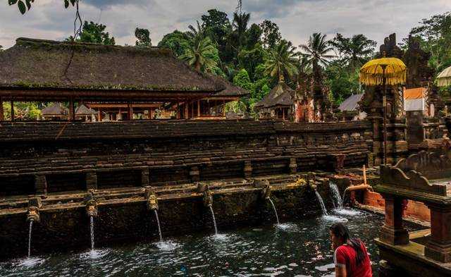 Тирта Эмпул — храм и святой источник, который питает реку, протекающую через Гунунг Кави...