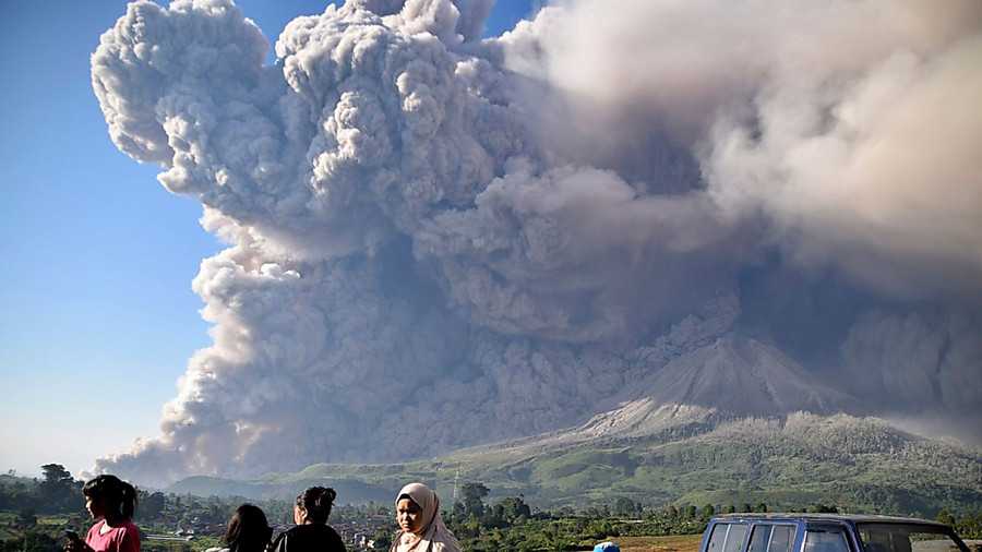 Вулкан Иджен в Индонезии совсем не похож на своих собратьев – в его сердце не бурлит лава, а лишь тихо раскинулось бирюзовое озеро. Однако это место на востоке острова Ява является опаснейшим на Земле и как магнит притягивает к себе туристов. Активный вул