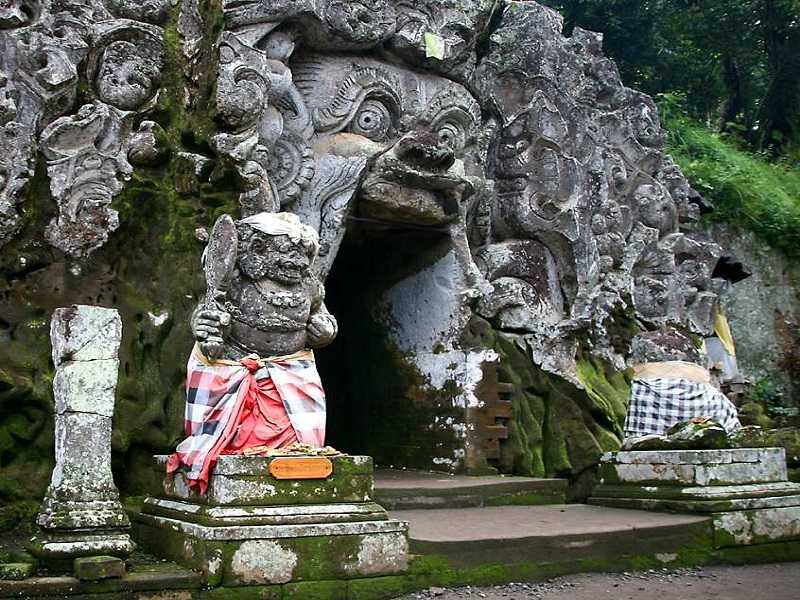Гоа-Гаджа или Слоновья пещера находится рядом с Убудом, в Бедулу, она вырезана в толще холма у дороги к Тегесу и датируется X в. н. э.