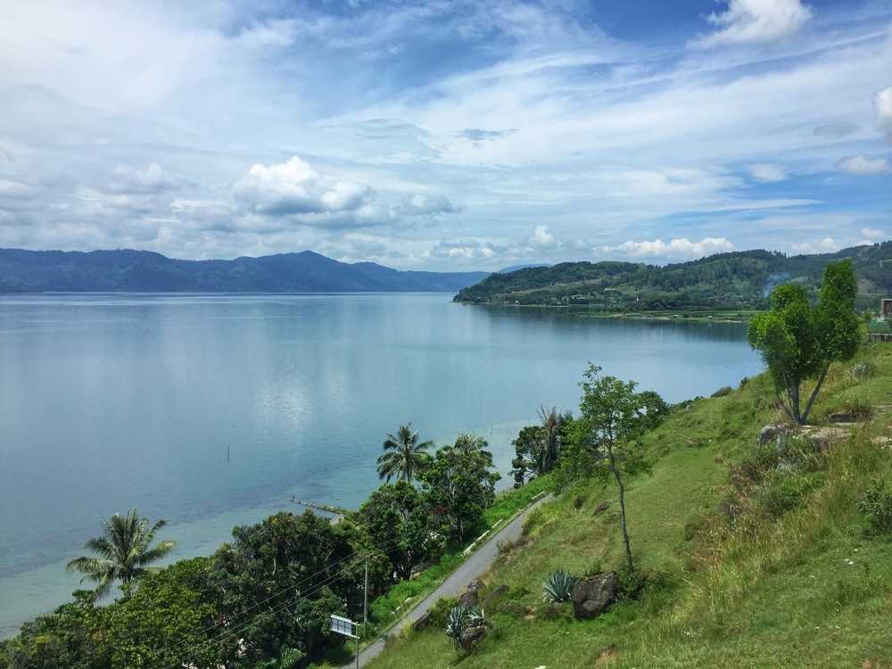 Озеро тоба и тук-тук,  суматра, индонезия