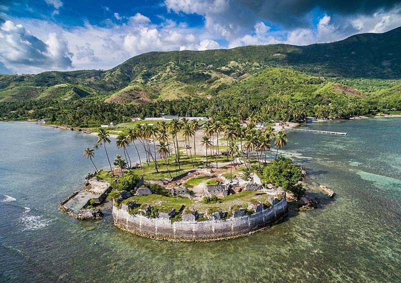 Гаити занимает западную часть одноименного острова и близлежащие острова Гонав, Тортю, Ваш и др. На востоке страна граничит с Доминиканской Республикой. Взору туриста, прибывающего на Гаити, открывается громада гор, которые зачастую подходят к самому морю