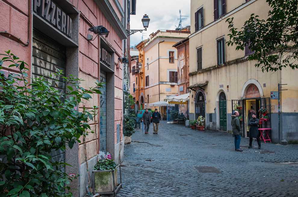 Трастевере — живописный район узких средневековых улочек на западном берегу Тибра в Риме...