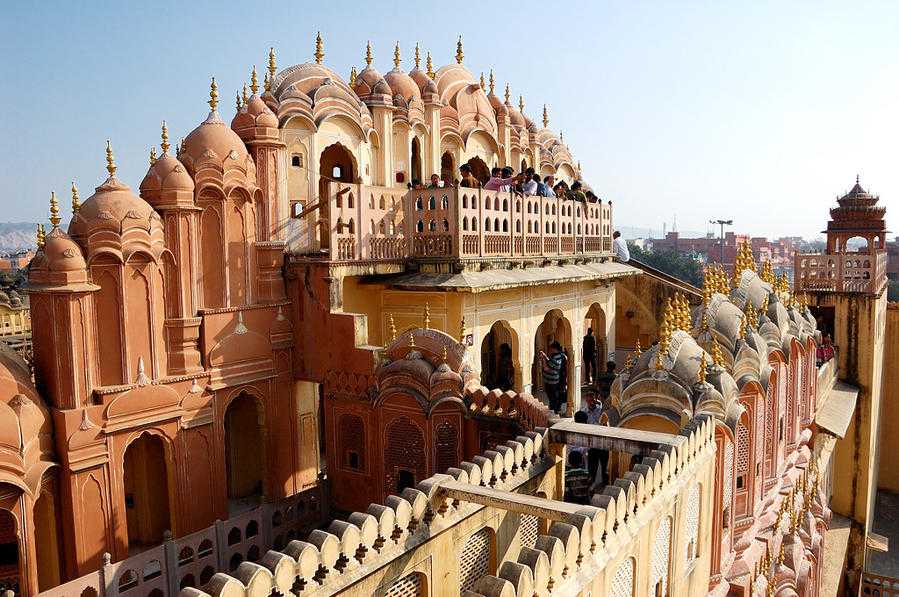 Чудо джайпура - хава-махал: пятиэтажный дворец ветров, в котором почти 1000 окон и ни одной лестницы
