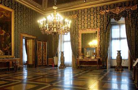 Королевский дворец в неаполе: все плюсы и минусы