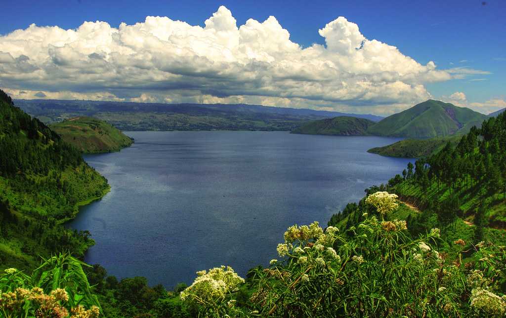 Озеро тоба в индонезии на острове суматра и тишина потухших вулканов