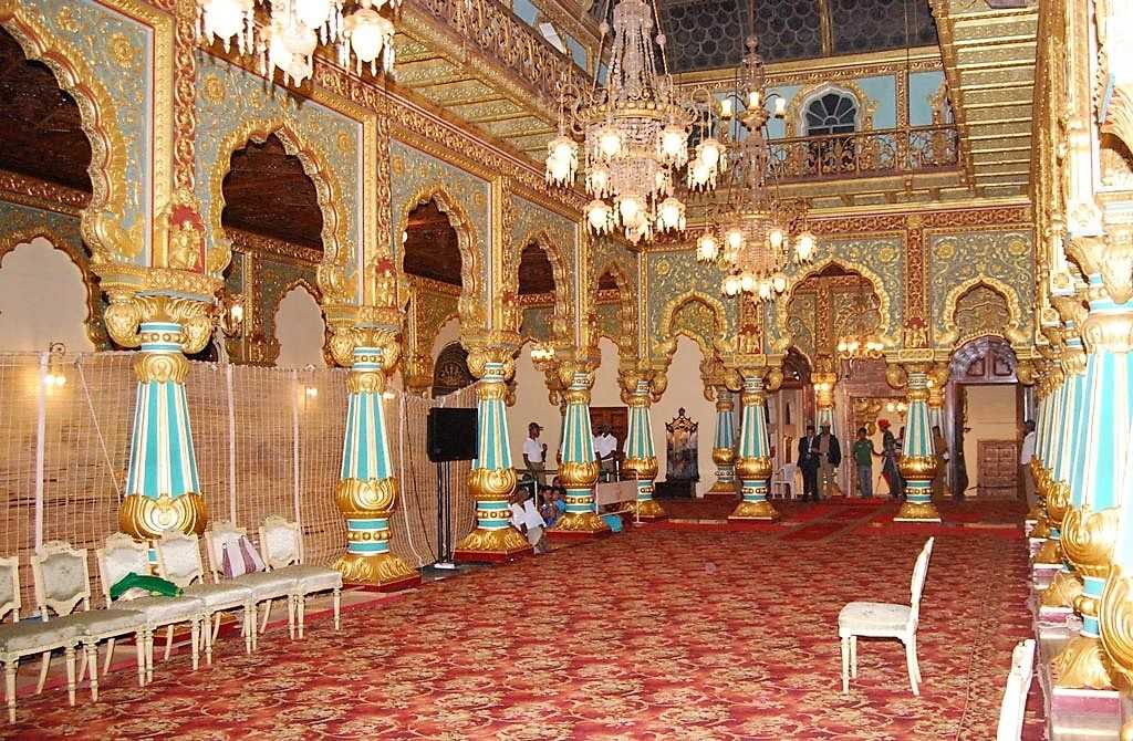 Фото дворца Махараджи в Майсуре, Индия. Большая галерея качественных и красивых фотографий дворца Махараджи, которые Вы можете смотреть на нашем сайте...