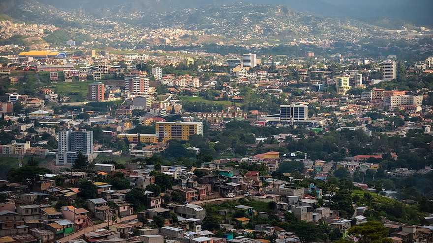 Тегусигальпа — столица и крупнейший город Гондураса. Третий по величине город Центральной Америки, после Гватемалы и Сан-Сальвадора. Тегусигальпа расположена среди гор центральной части страны, в долине реки Чолутека на высоте около 1000 м над уровнем мор