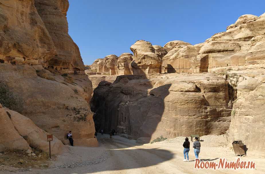 Петра, иордания. пещерный город, затерянный в пустыне