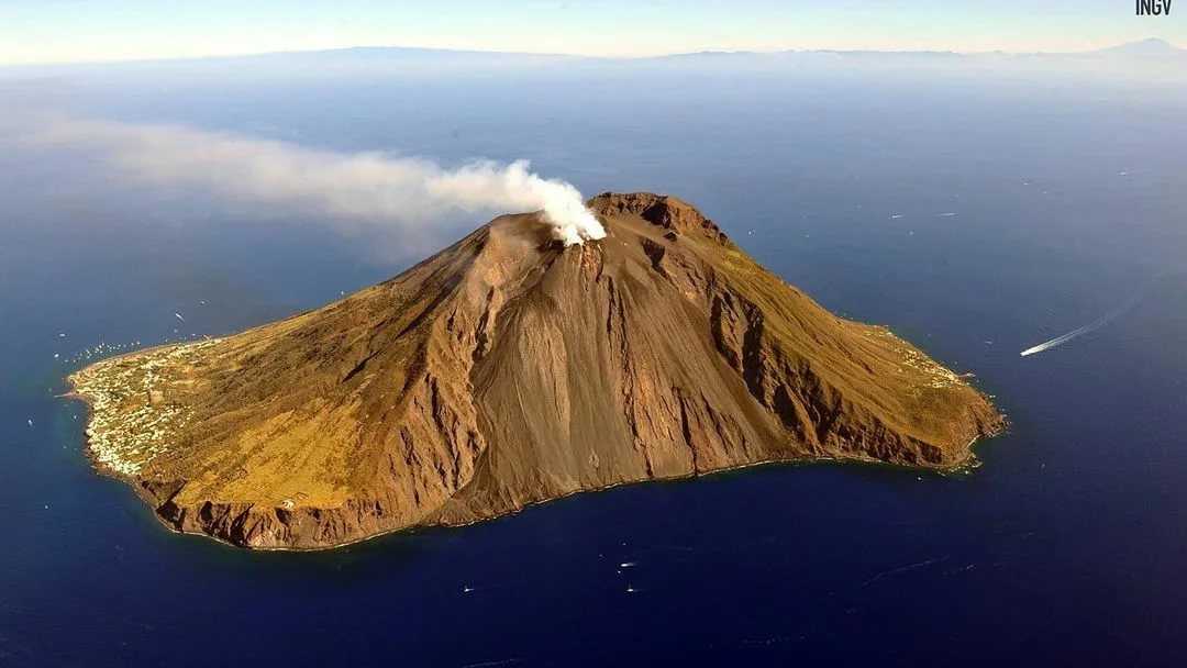 Фото «вид на остров- вулкан стромболи с моря » из фотогалереи «от итальянской калабрии (calabria) до великой греции (magna grecia)» италия , калабрия