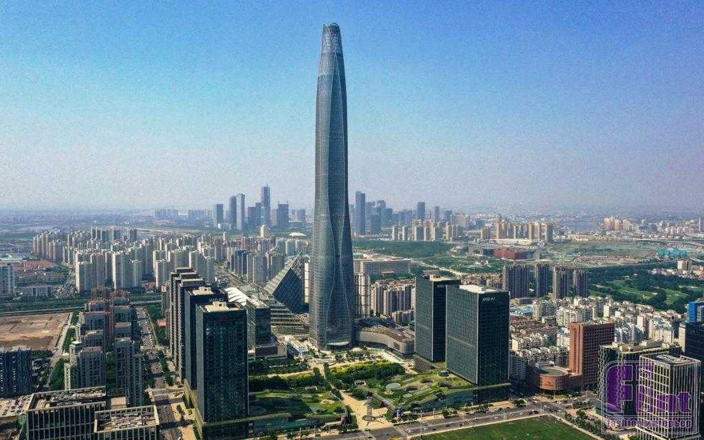 Башня Банка Китая – одно из самых известных и узнаваемых высотных зданий Гонконга. Небоскреб имеет 70 этажей, четыре уровня подземной парковки и поднимается на 315 м.