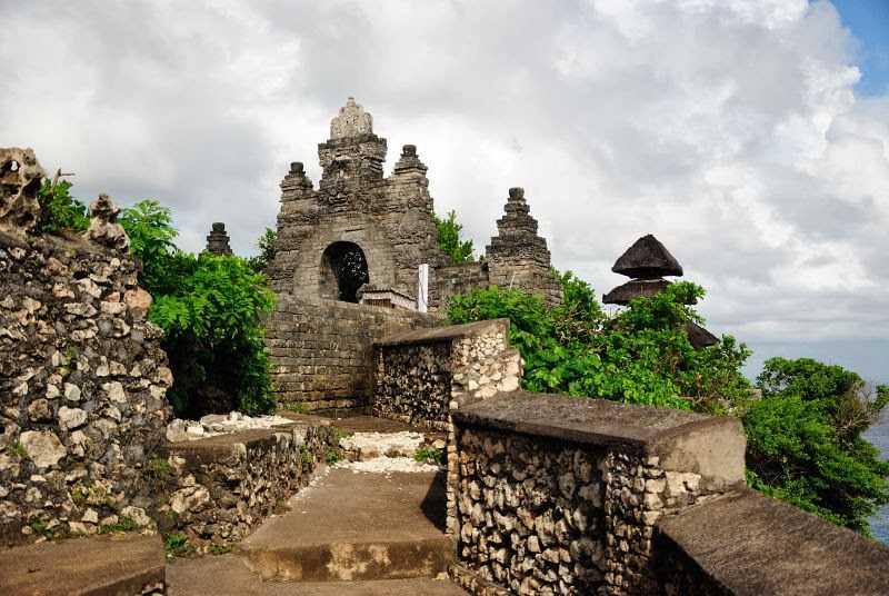 Храм улувату на бали (pura uluwatu) — храм на обрыве скалы высотой 90 метров