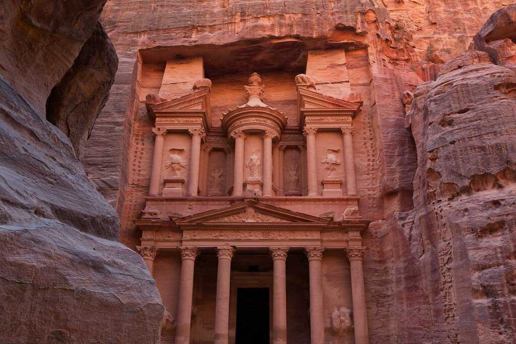 Петра – загадочный древний город в скалах иордании