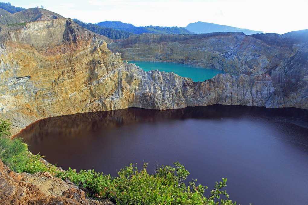 Вулканы индонезии. келимуту и его цветные озера. | чудеса природы