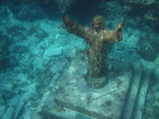 Статуя христа на дне моря в лигурии | вокруг италии